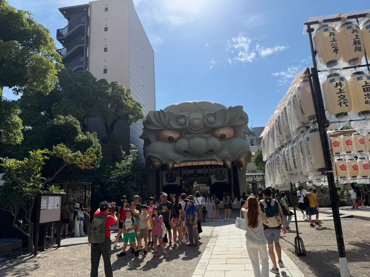 難波八阪神社的巨大獅子殿