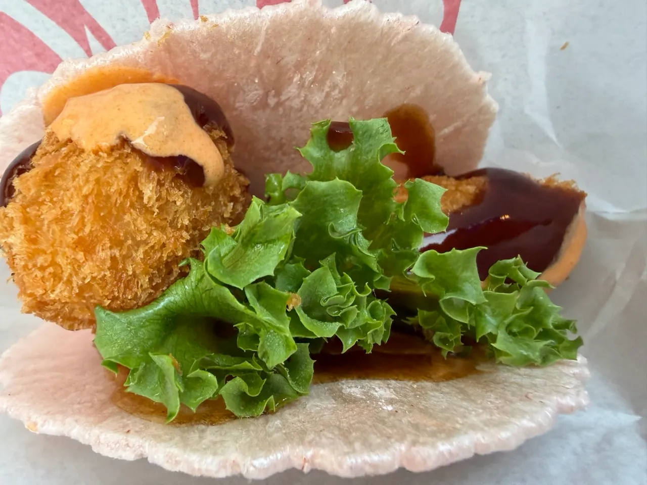仙貝夾著炸物、生菜與醬汁的かにせん